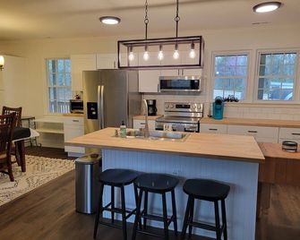Charming brick home set in the woods on 45 acres with pond and trails. - Chester - Cocina