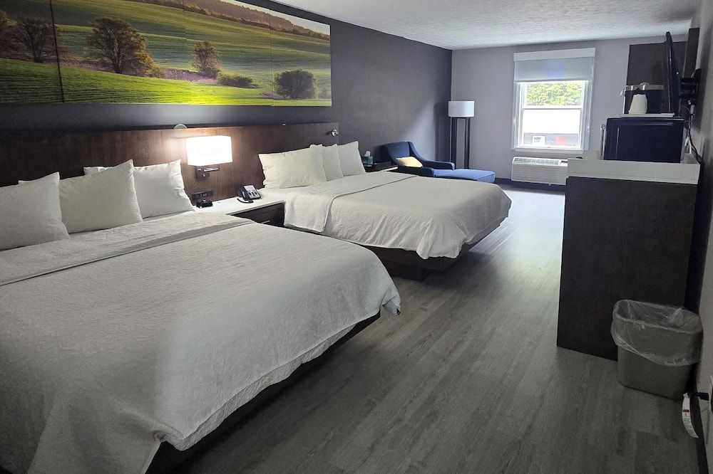 Luxor Inn & Suites, a Travelodge by Wyndham - Elkins - Schlafzimmer