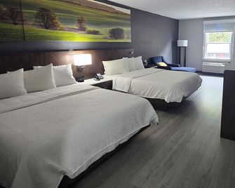 Luxor Inn & Suites, a Travelodge by Wyndham - Elkins - Schlafzimmer