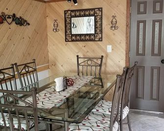 Riverfront Home Away from Home - Паркер - Їдальня