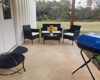 Tanglefoot Ranchhouse Near Oxford/ wheelchair accessible/kid friendly/private - New Albany - Innenhof