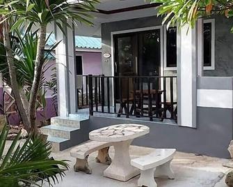 Poopreaw Resort - Ko Lan - Patio