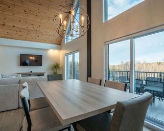 Lake and Pool table - The Dorchester - Saint-Prosper - Salle à manger