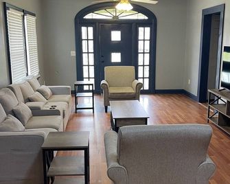 Charming 4-bedroom house with AC, WiFi in fantastic Buras - Buras - Living room