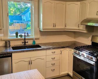 Beautiful 3 bedroom century home steps from uptown - Waterloo - Keuken