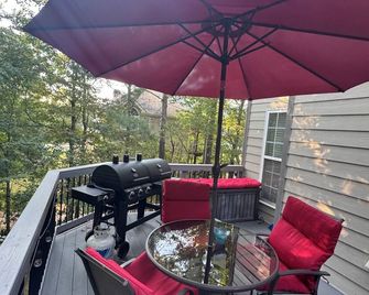 1 Spacious 4BR Getaway near Atlanta - Douglasville - Balcony