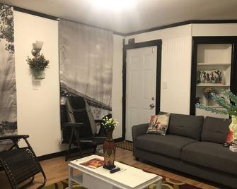 Cozy French Pied a terre - King bed, washer\/dryer - Schenectady - Living room
