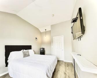 Penn Lodge Hotel & Suites - Feasterville-Trevose - Bedroom