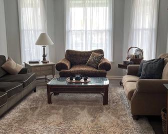Charming 2-bedroom apartment with WiFi and AC in Tipp Hill, Syracuse. - Syracuse - Living room