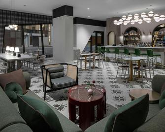 ذا دوريان، أوتوجراف كوليكشن - كالغاري - بار