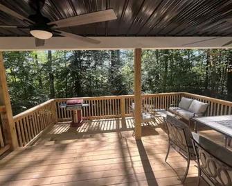 Captivating 2-bedroom, garage door house with WiFi, AC in welcoming Somerset - Somerset - Балкон