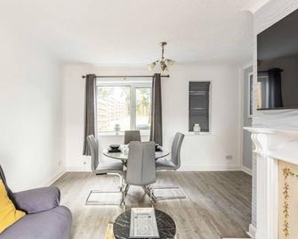 Come & unwind in Charming 5 Bed House in Blackburn - Blackburn - Dining room