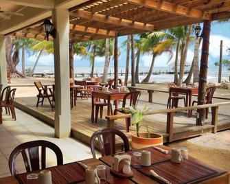 Pelican Beach Resort - Dangriga - Restaurant