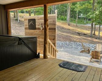 Sugar Bear Cabin 5 mins from State Park! Fishing, w/boat parking, golf & more! - Burkesville - Patio