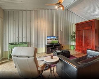 Escape to our Lakeside Loft - Galt - Sala de estar