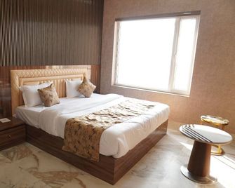 Sky Hotel & Resort - Ballia - Bedroom