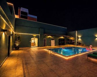 Al Manzil Hotel Bahrain - Manama - Piscina