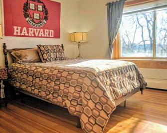 On River/Harvard Sq. two blocks - Cambridge - Bedroom