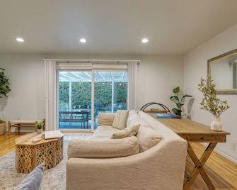Goleta Getaway by AvantStay Private Backyard 1.5mi to the Beach - Santa Barbara - Living room
