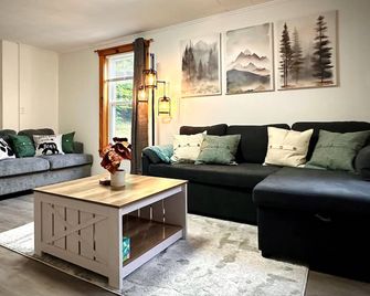 4BR Summer Home For 10ppl with Game Room -White Mtns! - Woodstock - Sala de estar