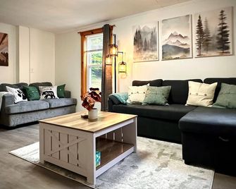 New 4BR Mtn Retreat w/Game Room, Fire Pit & Grill - Woodstock - Living room