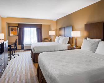Best Western PLUS Thornburg Inn & Suites - Thornburg - Bedroom