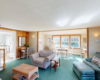 Seventh Street Cottage - Gearhart - Living room