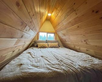 Tree Ring Cabin on 33 Acres - Powell River - Slaapkamer