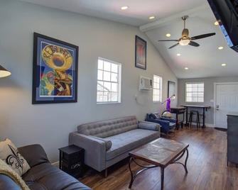 Charming Conti Nest with Large Courtyard - ניו אורלינס - סלון