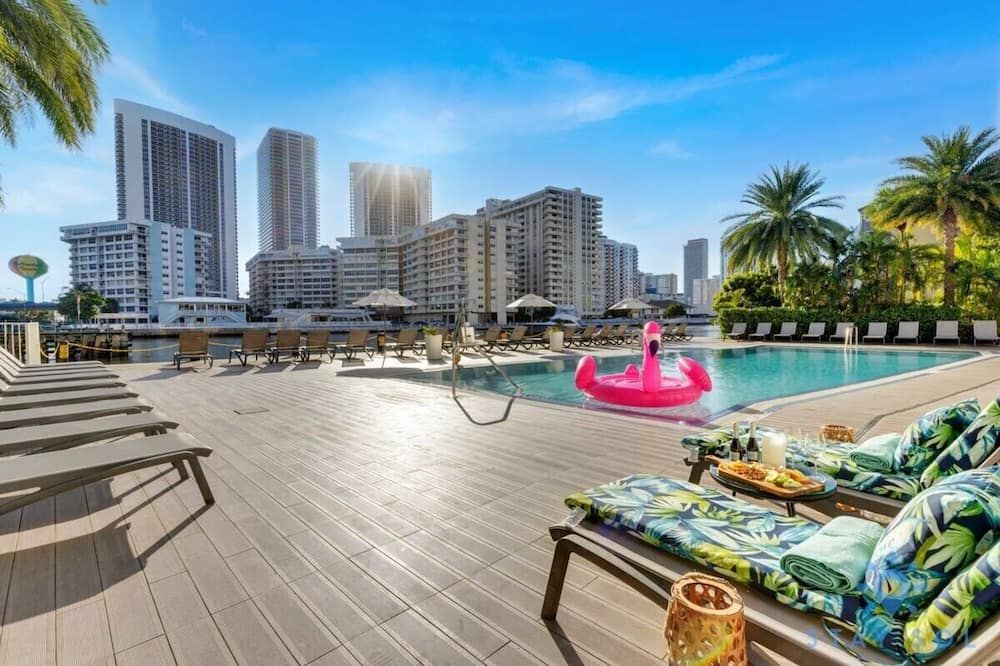 Amazing Studio with Balcony & Pool - Hallandale Beach - Pool