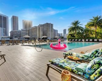 Amazing Studio with Balcony & Pool - Hallandale Beach - Pool