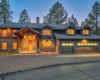 Luxury 6Bd/6.5 b, Hot Tub, A/C, Golf Course View, Pet Friendly - La Pine - Building
