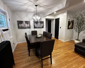 #2 Chestnut new lovely 2BR Apt 0.5 mile to Cooperstown All Star Village - Oneonta - Jídelna