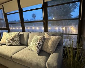 New Beach Cabana with Mini Golf - Venice - Living room