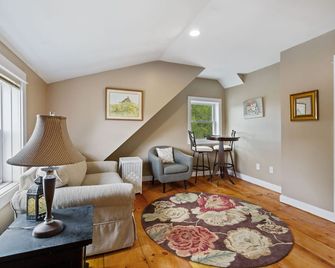 Amazing remodeled house that sleeps 11! Walk to downtown Portsmouth and park 8+ - Portsmouth - Living room
