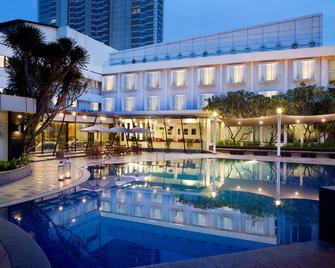 โรงแรมแกรนด์เกอมัง - ผ่านการรับรอง CHSE - จาการ์ตา - สระว่ายน้ำ
