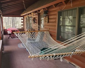 Perfect cozy cabin w/ tree house on 3 acres of woods near skiing, hiking & DWG - East Stroudsburg - Patio