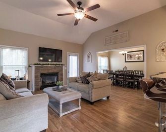 Family Retreat/ Pet Friendly Near Military Beaches And Bases - Jacksonville - Living room