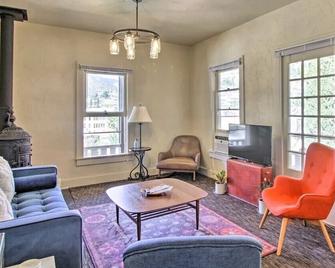 Cozy Bisbee Apartment with Historic Downtown Views! - Bisbee - Living room