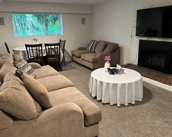 Ambleside central location spacious one bedroom suite. - West Vancouver - Living room