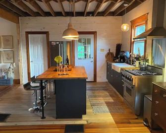 Charming Riverside Retreat Getaway with Scenic Views - Cochecton - Cocina