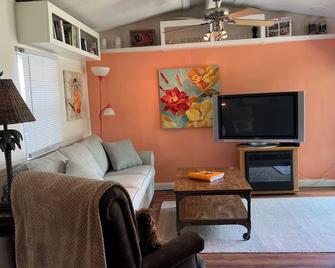 Waterfront Cottage On The Harris Chain In Leesburg - Leesburg - Living room