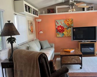 Waterfront Cottage On The Harris Chain In Leesburg - Leesburg - Obývací pokoj