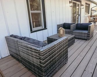 Spacious 4 bedroom Guest House - Clare - Patio