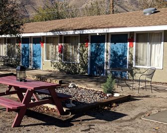 Lakeview Motel - Lake Isabella - Patio