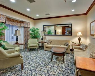 1 Bedroom | Heated Outdoor Pool + Free Breakfast - Glendale - Sala de estar