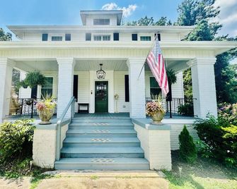 Southern Charm Comfort-Pet Friendly-Sleeps 8-Fenced Backyard-Near River & Trails - Eden - Будівля