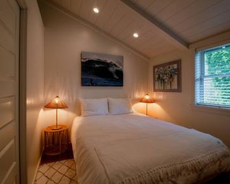 cozy bungalow 2 blocks to beach - Santa Barbara - Bedroom