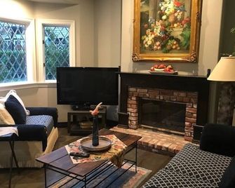 tennis court, pool, spa ,fitness, movie theater - Woodland Hills - Living room