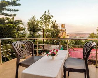 Strawberry County - Panchgani - Balcón